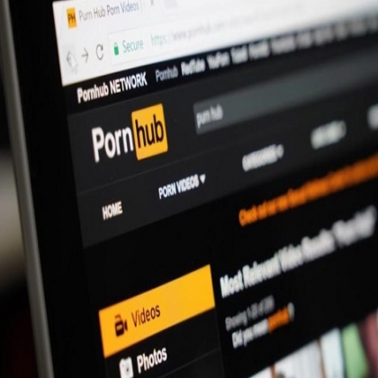 Un hombre sordo denuncia a Pornhub, web de videos para adultos, por no tener subtítulos