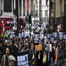 Marchan miles en Londres contra la extradición de Assange