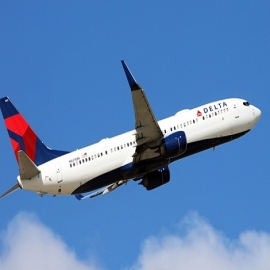 HABLAR BIEN DE TRUMP ES UN DELITO: Bajan a dos mujeres de un avión por hablar favorablemente del presidente