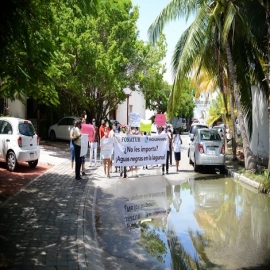 Cancún: Protestan en zona hotelera por rebosamiento de aguas negras