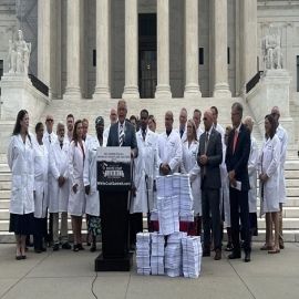 Médicos se reúnen en la Corte Suprema de EE. UU. para exigir una investigación sobre las políticas del covid de Fauci
