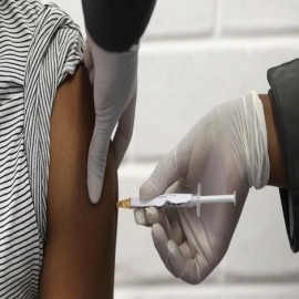 Voluntario de la vacuna de AstraZeneca demanda por 676 mil dólares al SII debido a efectos adversos, en India