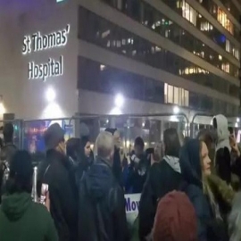 "COVID es un engaño": Cientos de manifestantes sin mascarilla protestan fuera de hospital en Londres