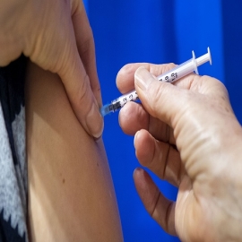 Los CDC confirman que la vacunación contra el COVID reduce hasta 24 años la vida
