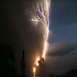 VIDEO: Una 'corona' de truenos y relámpagos ofrece tras la erupción del volcán Taal un espectáculo que ni en Hollywood podrían imaginar