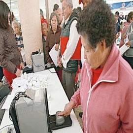 Burócratas roban 20% de las pensiones a adultos mayores