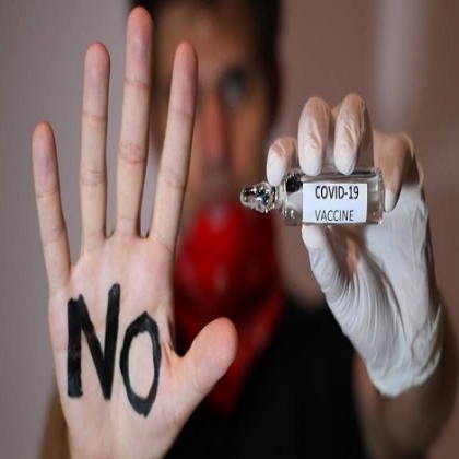 Un cirujano británico pide que se suspendan las inyecciones de Covid y se pronuncia contra la censura médica