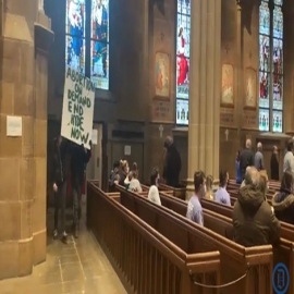 SIN RESPETO: Manifestantes PRO ABORTO IRRUMPEN misa católica con carteles y gritos
