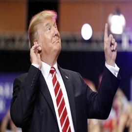 Trump desclasifica documentos de 'huracán de fuego cruzado'