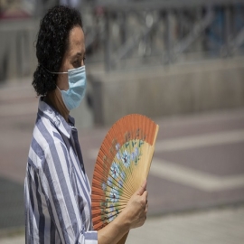 PROTOCOLO PELIGROSO: Las máscaras faciales pueden retener bacterias que deriven en neumonía (y Fauci lo sabe)