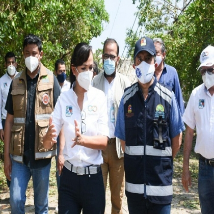 Laura Fernández y Carlos Joaquín recorren zonas afectadas por el huracán “Delta” en Puerto Morelos