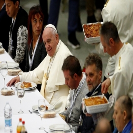 El papa Francisco almorzó en el Vaticano con 1.500 pobres llegados de varias diócesis de Italia