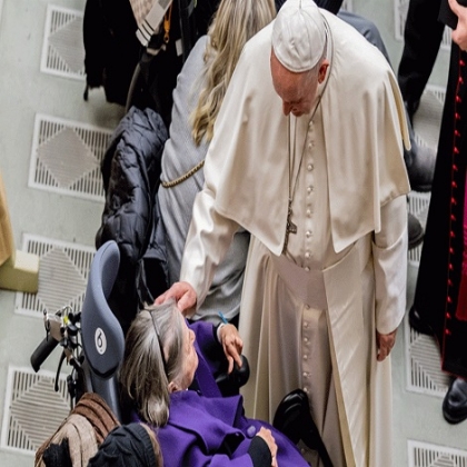 El Papa encomienda a la Virgen a todos los enfermos y sus familias