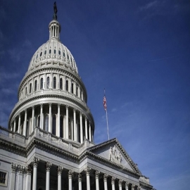 El Senado de EE.UU. aprueba un proyecto de ley para conceder una ayuda de casi 500.000 millones de dólares a pequeñas empresas y hospitales