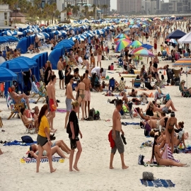 Las playas de Florida continúan llenas, aunque el coronavirus ya causó siete muertes en el estado y más de 100 en EEUU